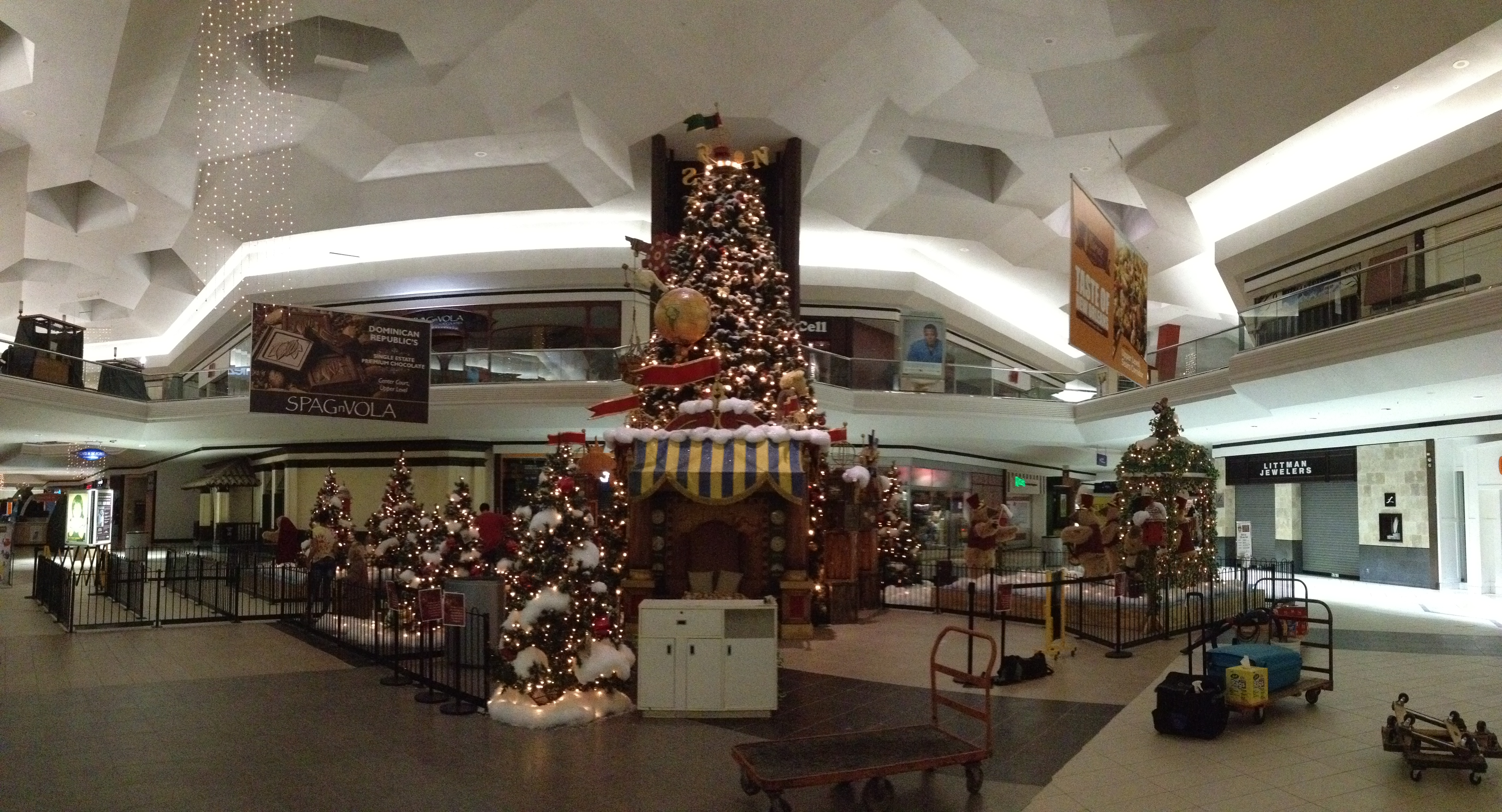 You are currently viewing Lakeforest Mall and Santa’s World Tour Tree,